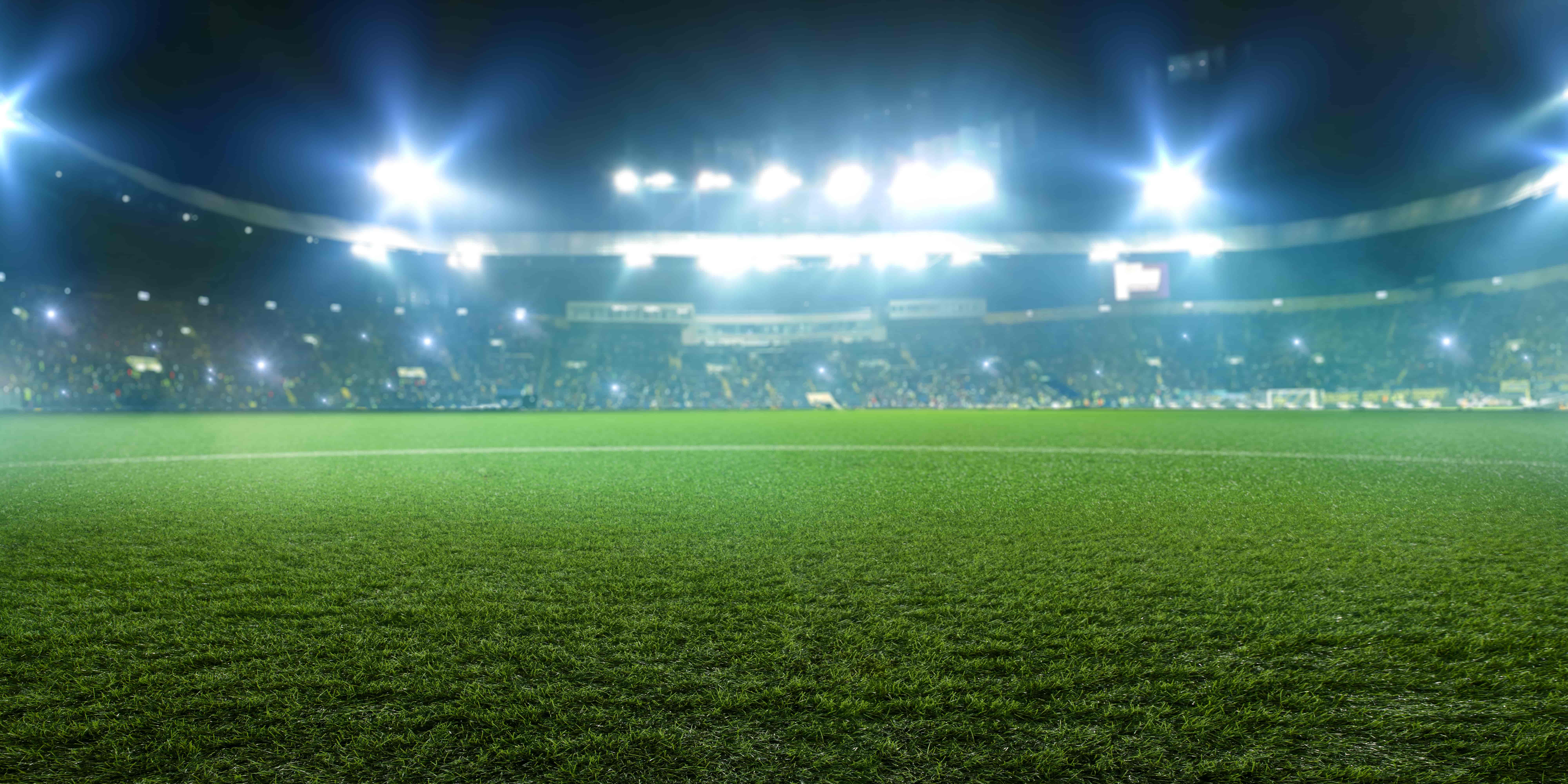 Estadio de fútbol iluminado